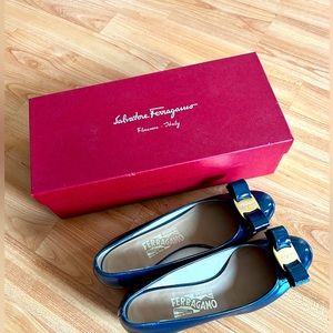 Salvatore Ferragamo Vera Bow pump shoe I size 6 Oxford blue